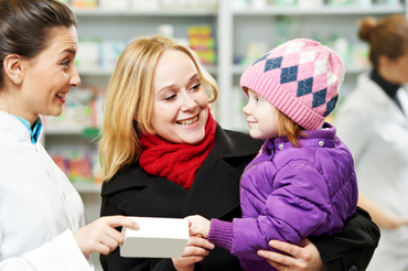 Pharmazeutin beim Beratungsgespräch mit Mutter und Kind in der Offizin