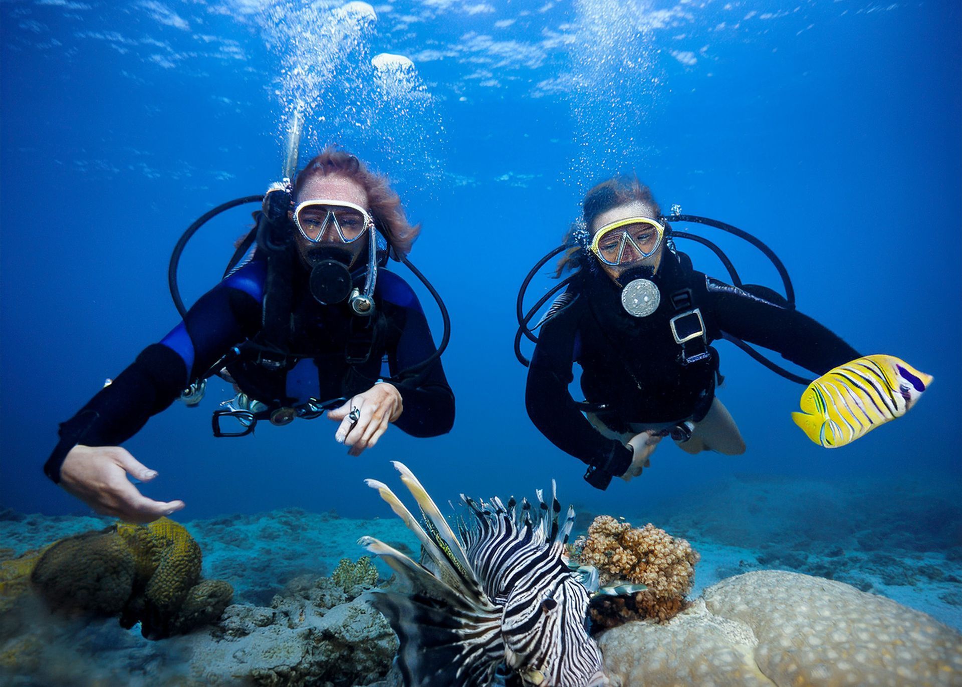 KI generiertes Bild zweier Taucher im Meer