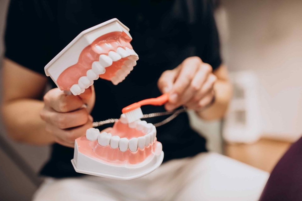 Consejos para limpiar tu dentadura postiza