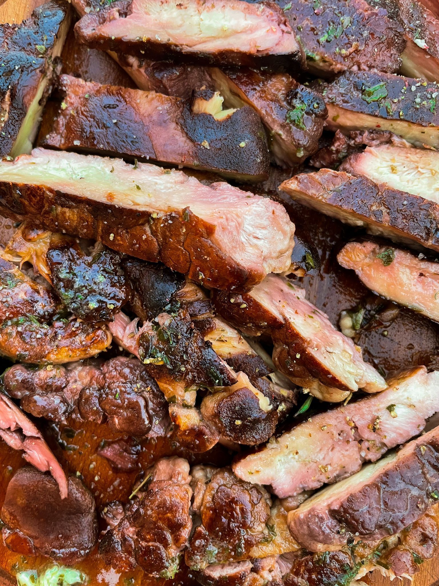 Nahaufnahme von gebratenen Igelstachelbart, gewürzt mit Kräutern und Marinade, in einer Schale.