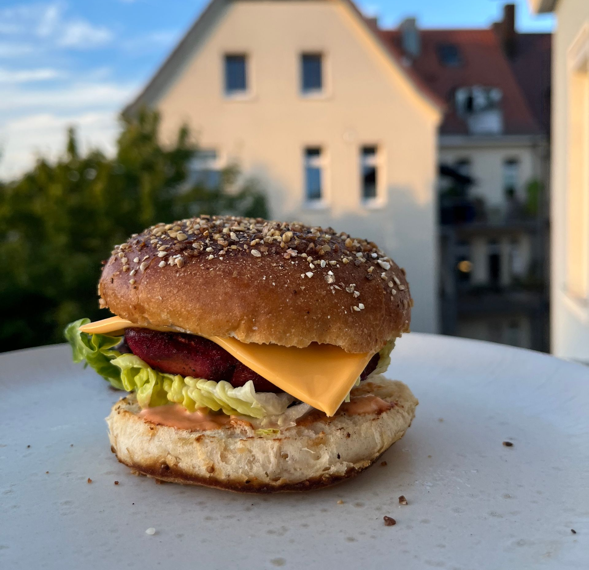 Nahaufnahme von in Scheiben geschnittenen, gegrillten Igelstachelbart, die mit einer dunklen, herzhaften Sauce glasiert und mit grünen Kräutern garniert sind.
