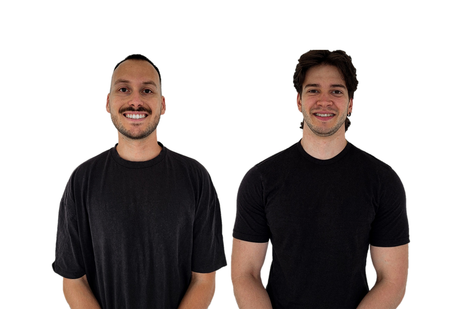 Zwei lächelnde Männer in schwarzen T-Shirts. Einer hat kurze Haare, der andere längere.