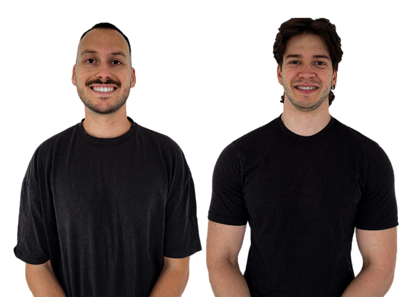 Zwei lächelnde Männer in schwarzen T-Shirts. Einer hat kurze Haare, der andere längere.