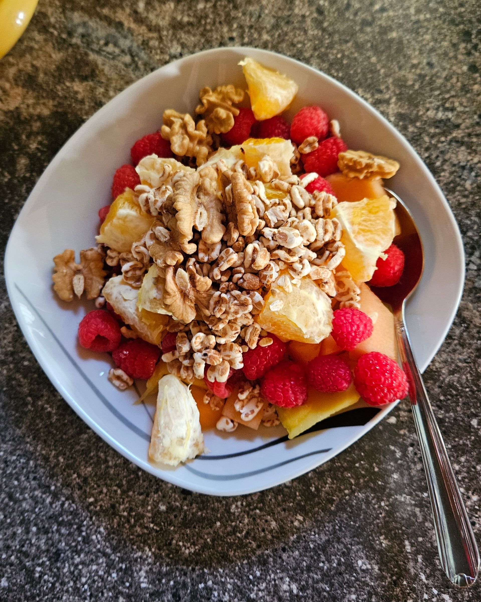 Ballaststoffe sind in Vollkornprodukten, Hülsenfrüchten, Obst (z.Bsp. Äpfel, Beeren, Orangen, Birnen), Gemüse (Brokkoli, Rosenkohl, Karotten, Spinat, Grünkohl)!