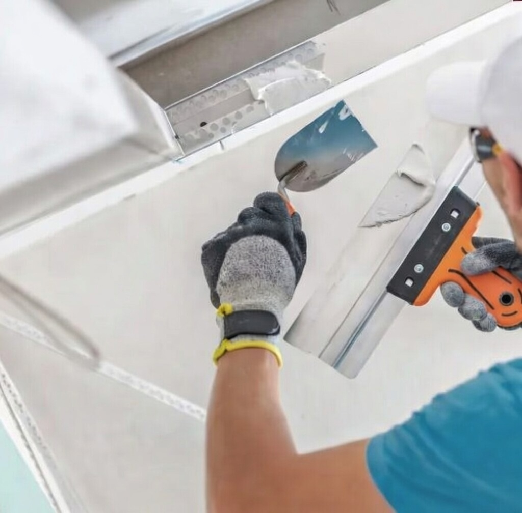 Handwerker bei Sanierungsarbeiten in Düsseldorf | HausFit NRW