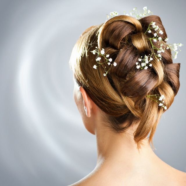 27 Effortlessly Stylish Half-tie Hairstyles We Spotted on Real brides |  WeddingBazaar