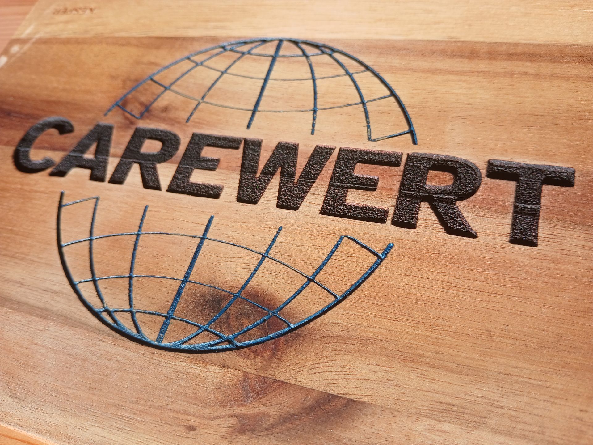 Lasergraviertes farbiges Holz