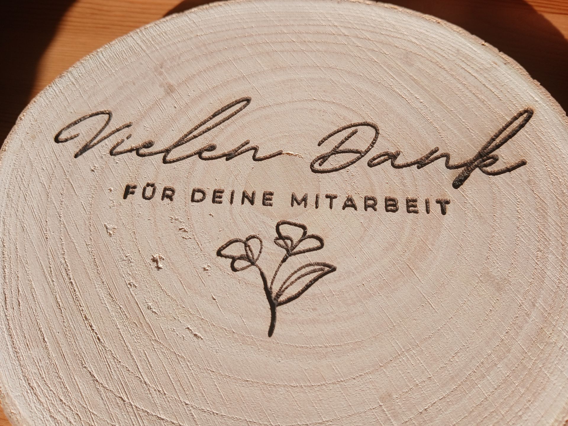 Holzscheibe mit eingravierter Dankesbotschaft