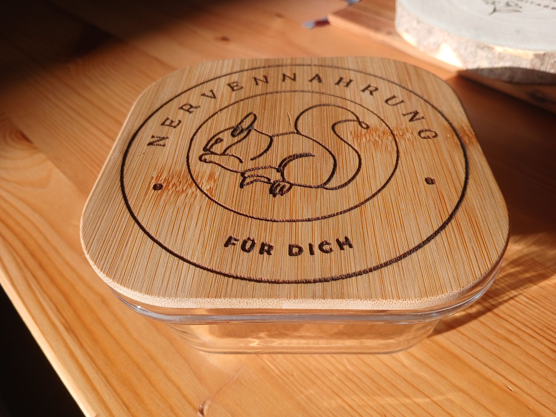 Deckel Aufbewahrungsbehälter mit Motiv Eichhörnchen im Kreis und Schriftzug Nervennahrung für dich