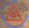 Logo Warnzeichen Laserstrahl mit Schriftzug Lasergravur Bader darüber und Halbkreis darunter