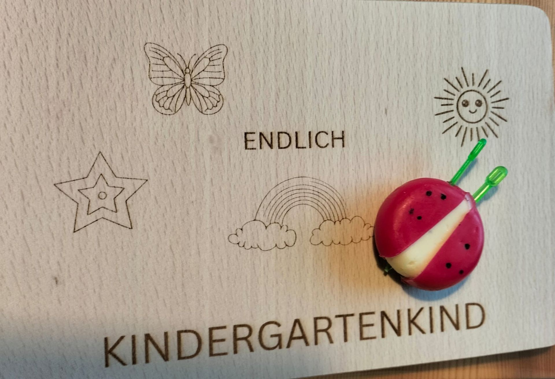 Graviertes Schneidbrettchen zum Kindergartenbeginn