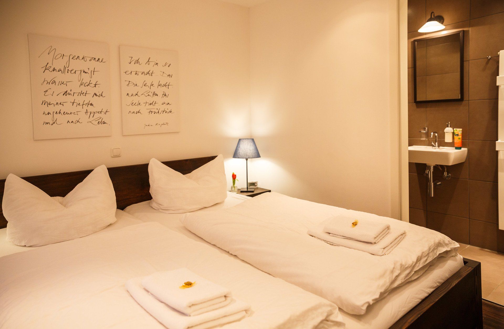 Schlafzimmer mit Bad FeWo 1 Holzschuhmühle Bielatal