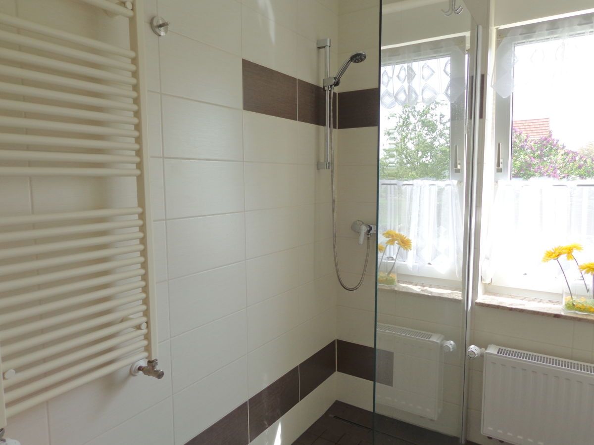 Bad mit Dusche und WC