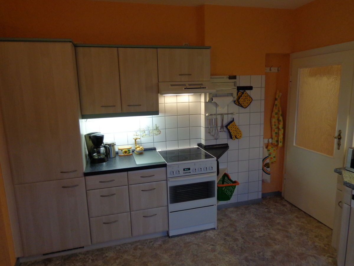 Küche mit Herd, Kaffemaschine, Kühlschrank mit Tiefkühl