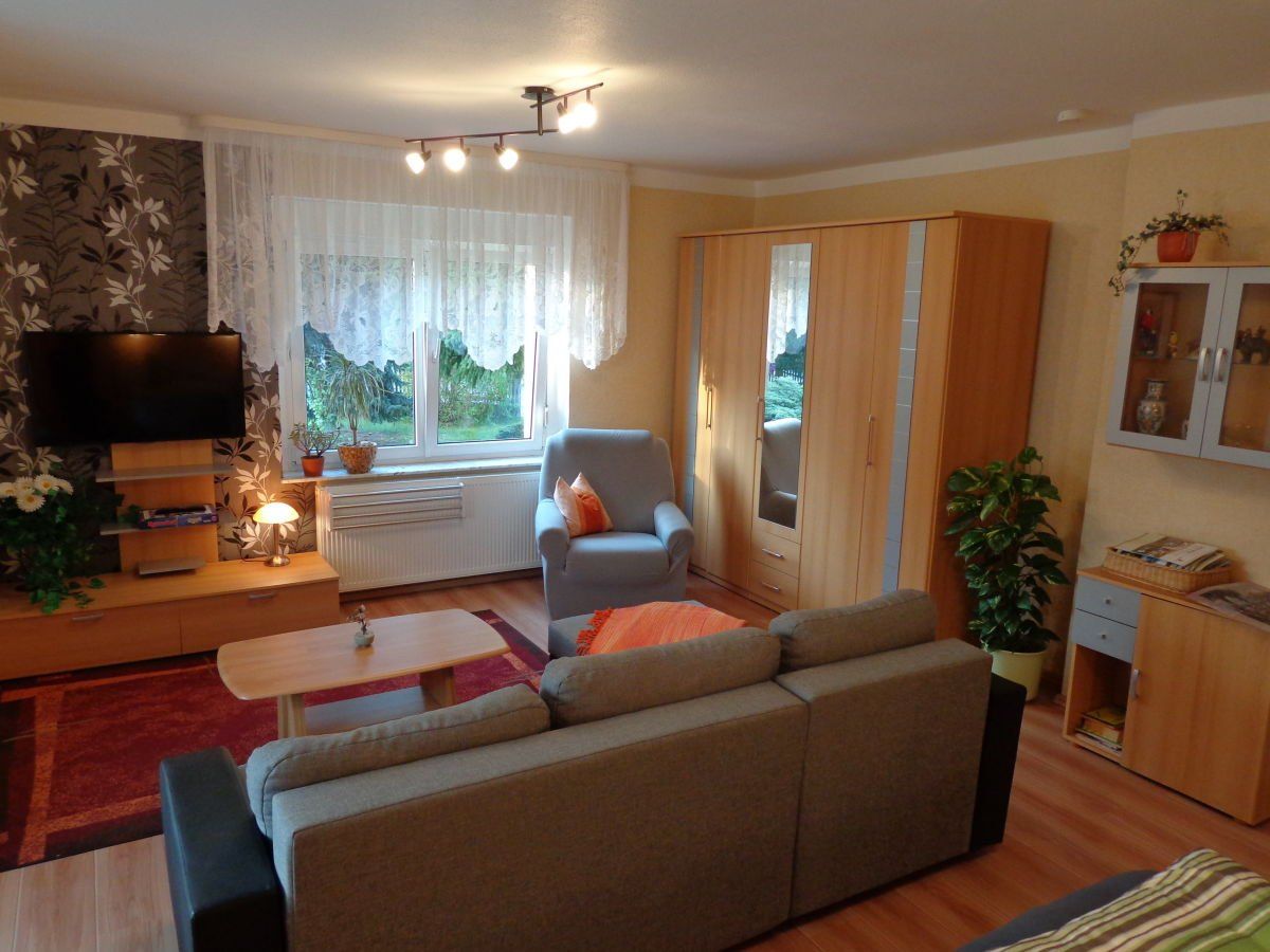 Wohn-/Schlafzimmer mit Doppelbett und Schlafcouch