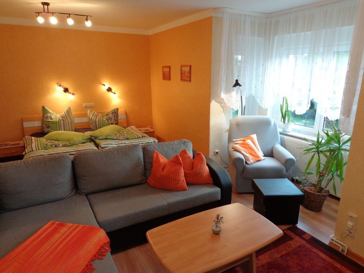 Wohn-/Schlafzimmer mit Doppelbett und Schlafcouch