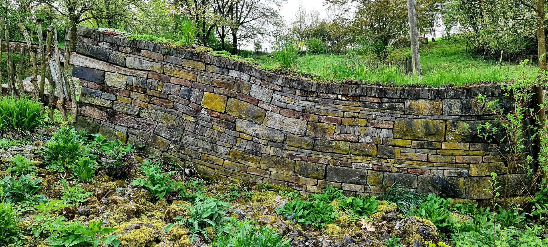 küstlerisch gestaltete Natursteinmauer