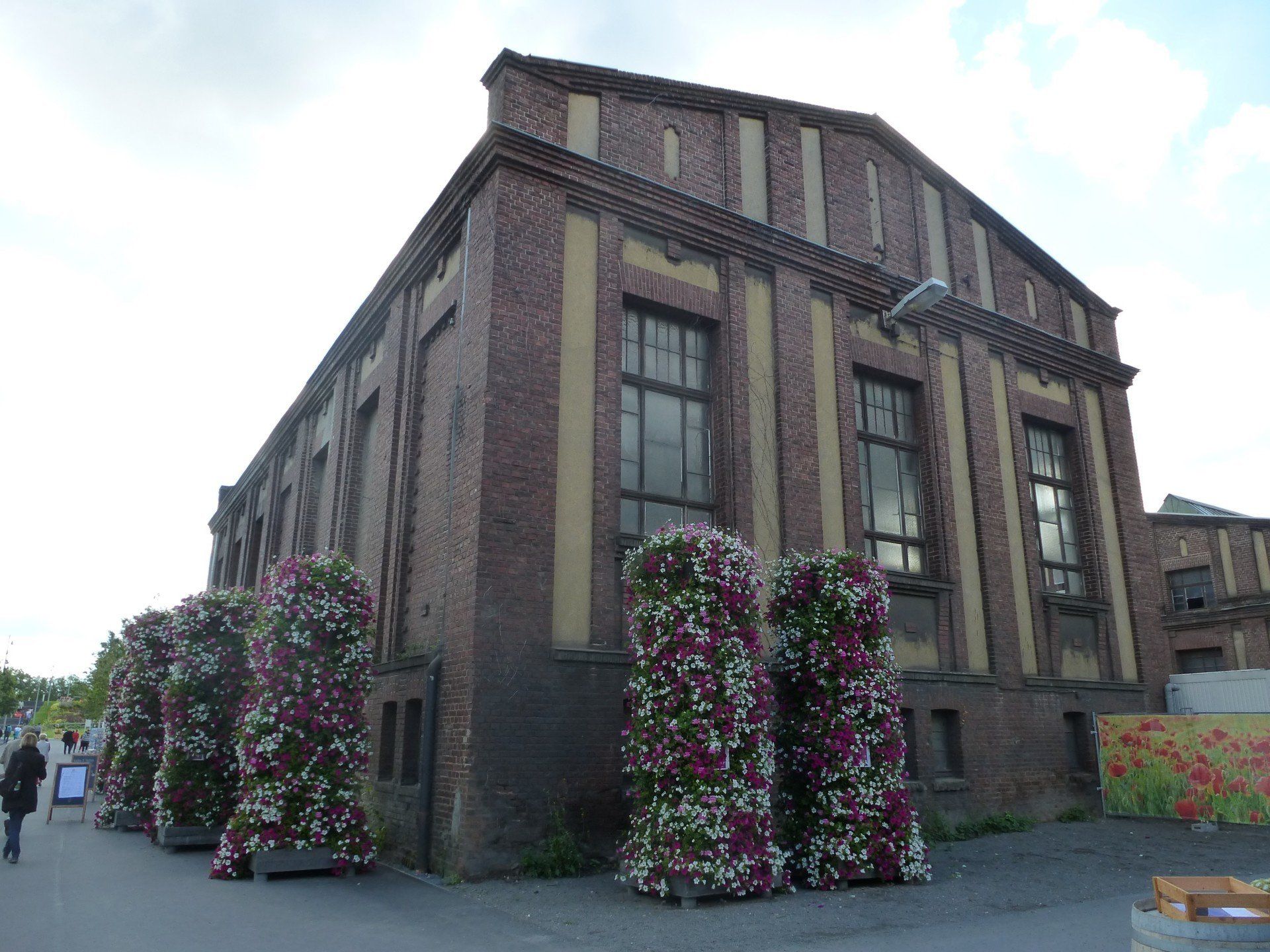 Altes Industriegebäude mit Blumensäulen