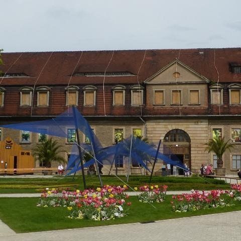 Blaues Band des Frühlings über Tulpenbeeten vor der Kaserne auf dem Petersberg zu Erfurt