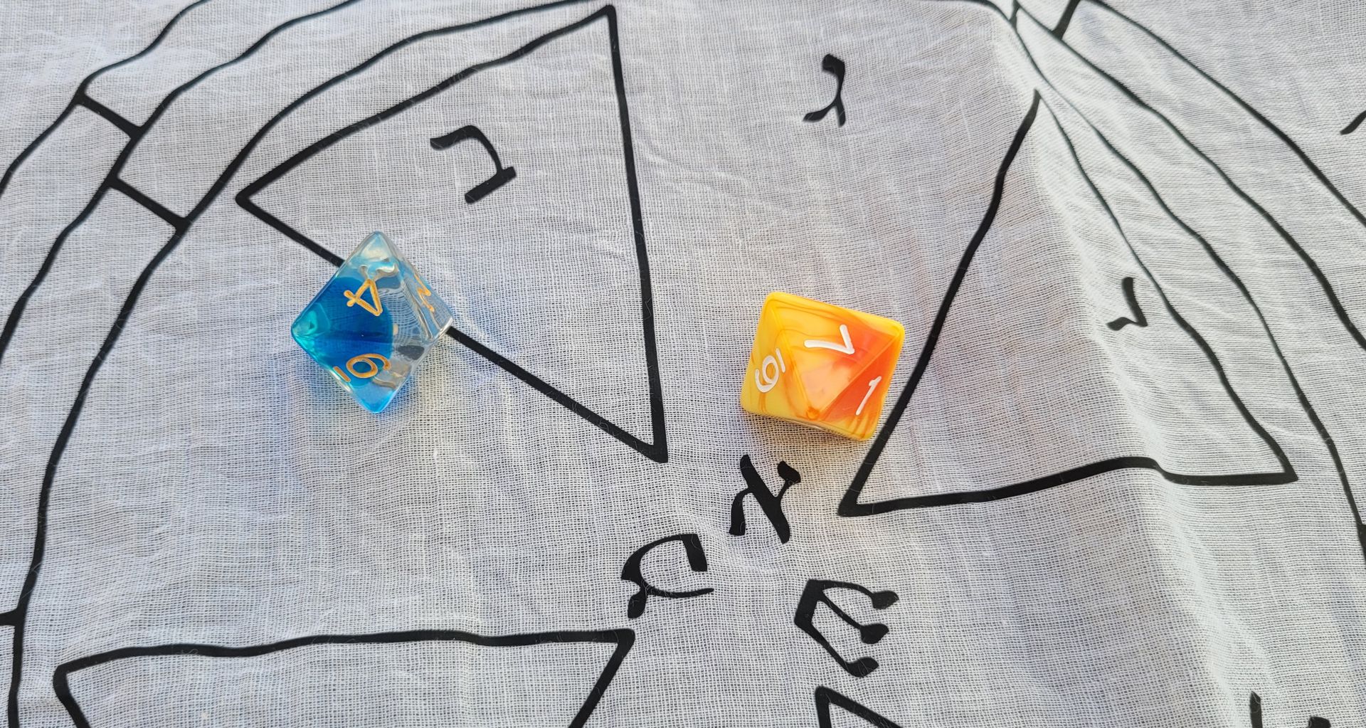 Zwei kleine, bunte Spielzeugautos auf grauem Untergrund mit schwarzen Richtungslinien
