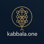 Goldenes Kabbala-Baum-Logo über „kabbala.one“ auf dunkelblauem Hintergrund