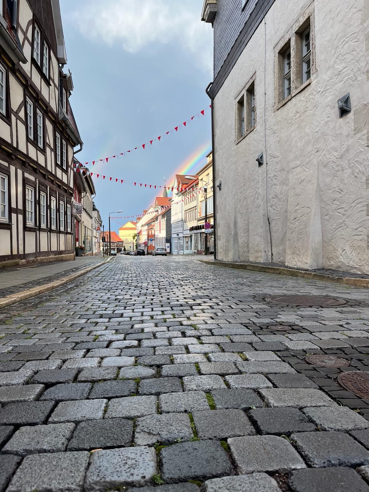 Innenstadt von Bleicherode mit Wimpeln und Regenbogen