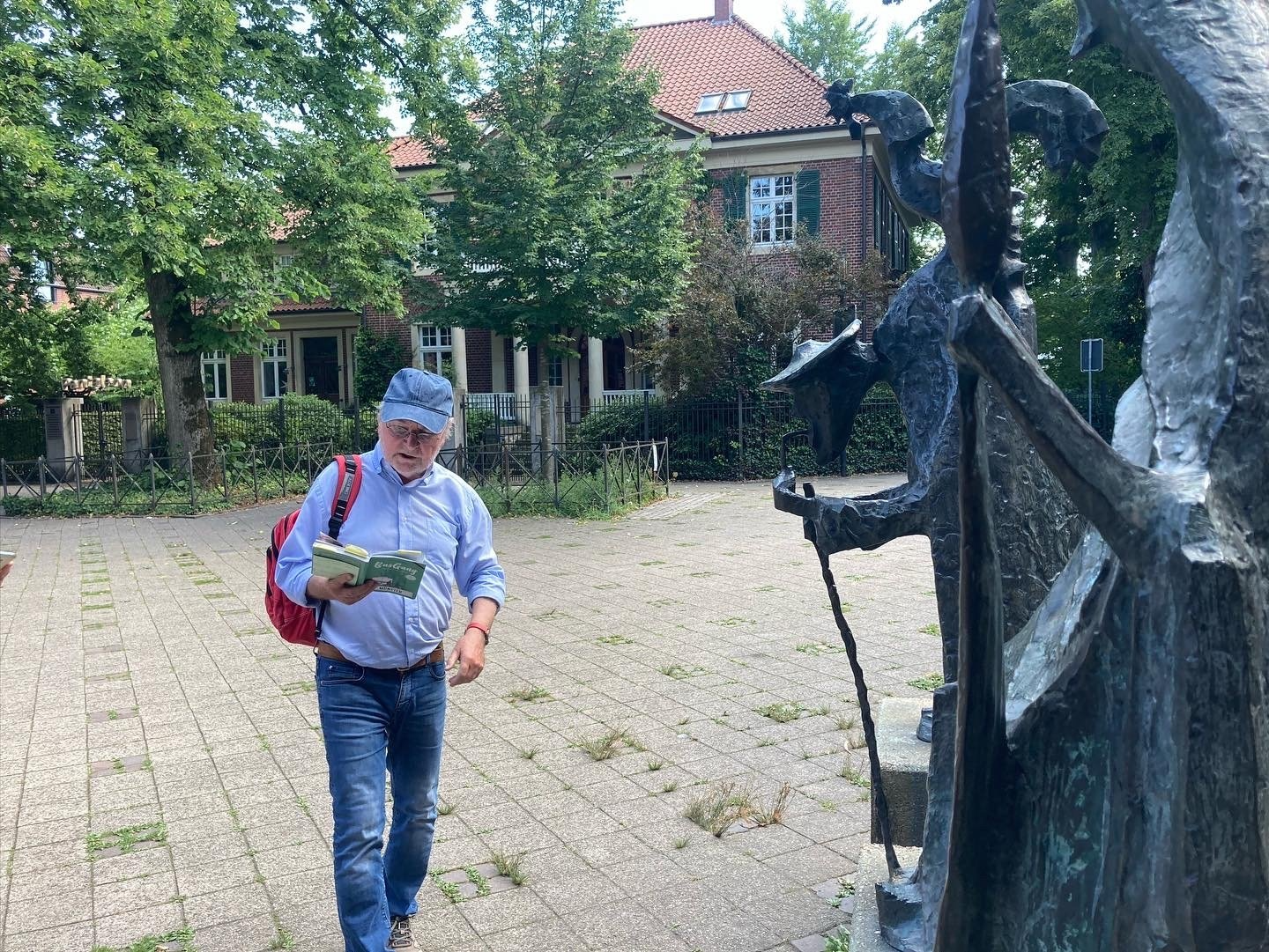 Ulrich Gerbing rezitiert Annette von Droste-Hülshoff vor dem Denkmal