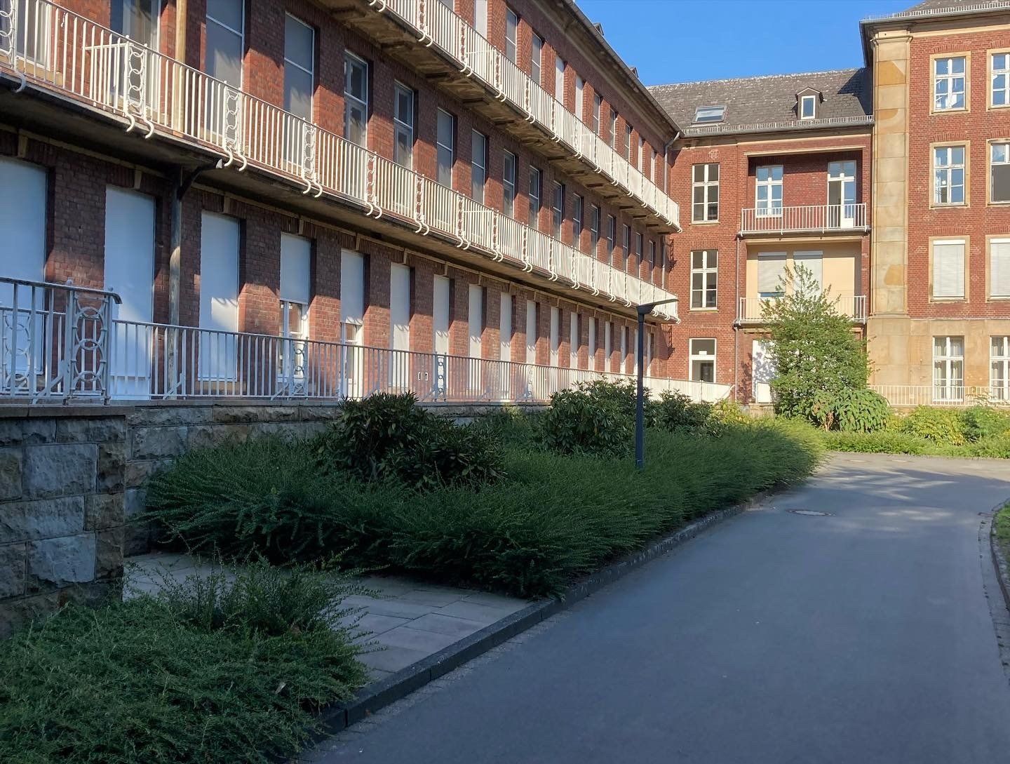 Die eindrucksvolle Uni-Hautklinik, erbaut als Luftwaffen-Lazarett