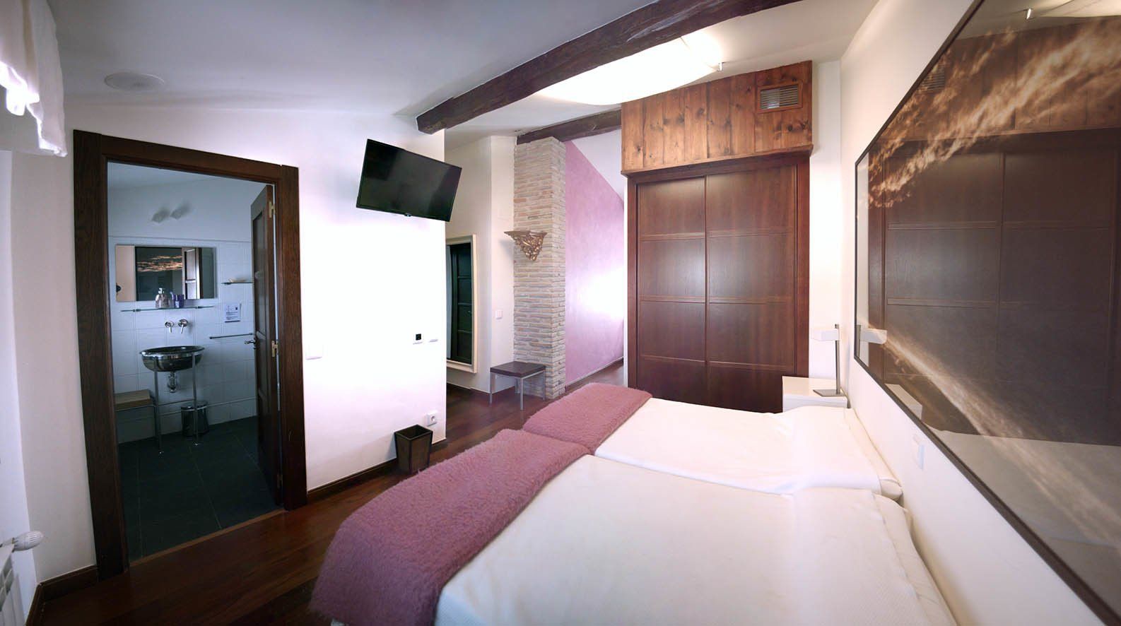 la habitacion es perfecta para familias dispone de un baño privado amplio y vistas preciosas al la sierra del Moncalvillo