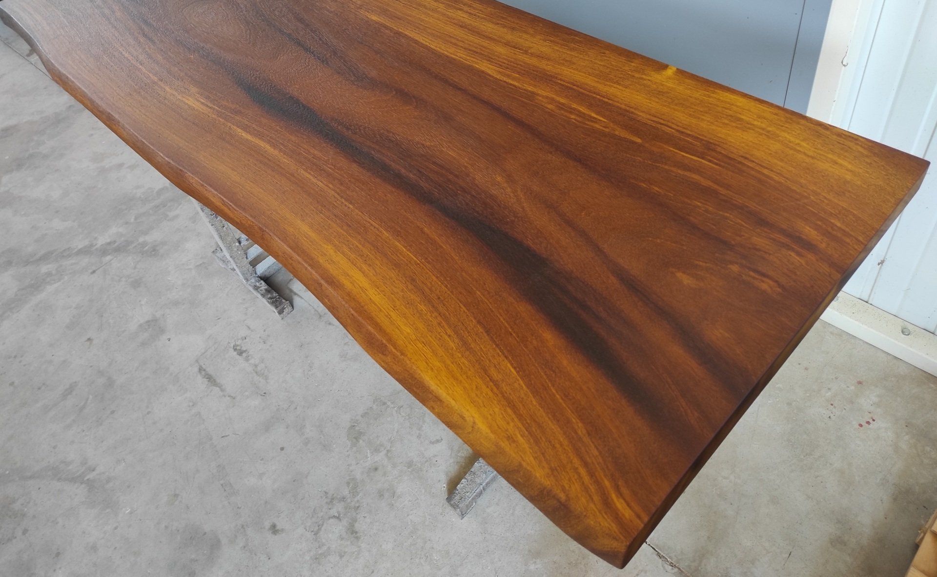 Table bois exotique brut massif bords naturels en iroko