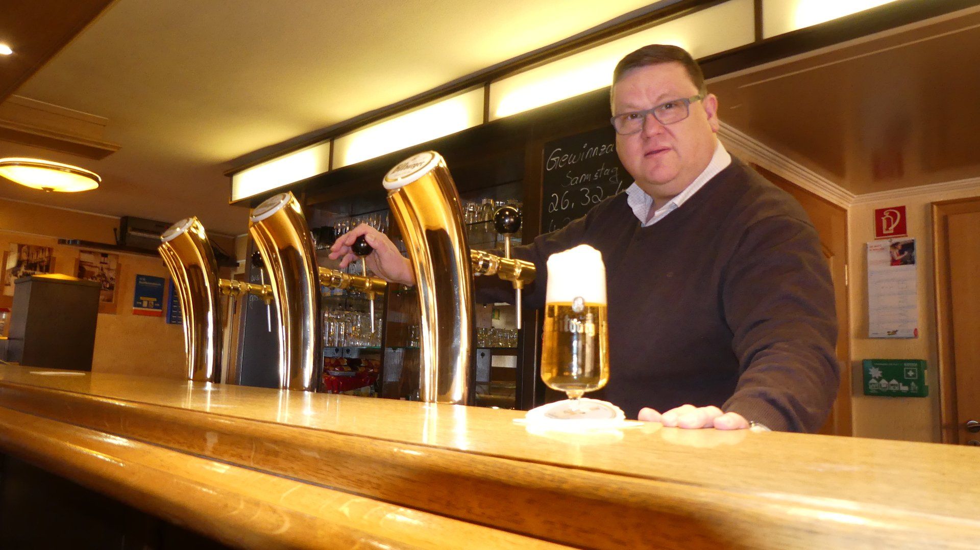 Ralf Lux zapft ein frisches Bier