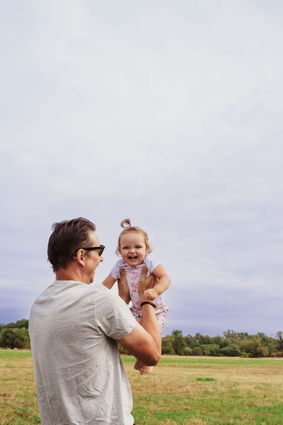 Vater hält seine Tochter in die Höhe