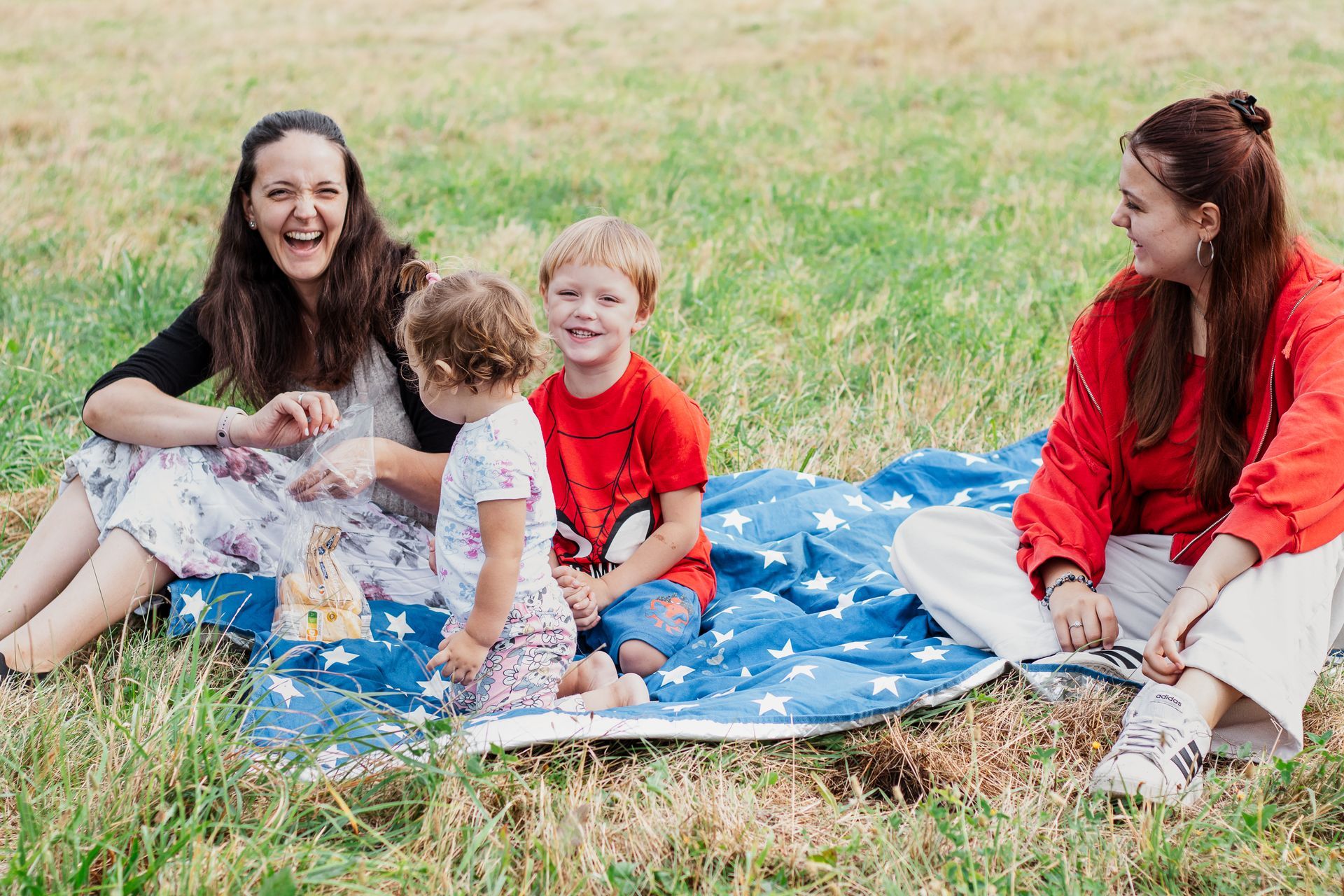 Schwarz-Weiß Familienbild mit Mama, Papa und einem 1 Jährigen Sohn