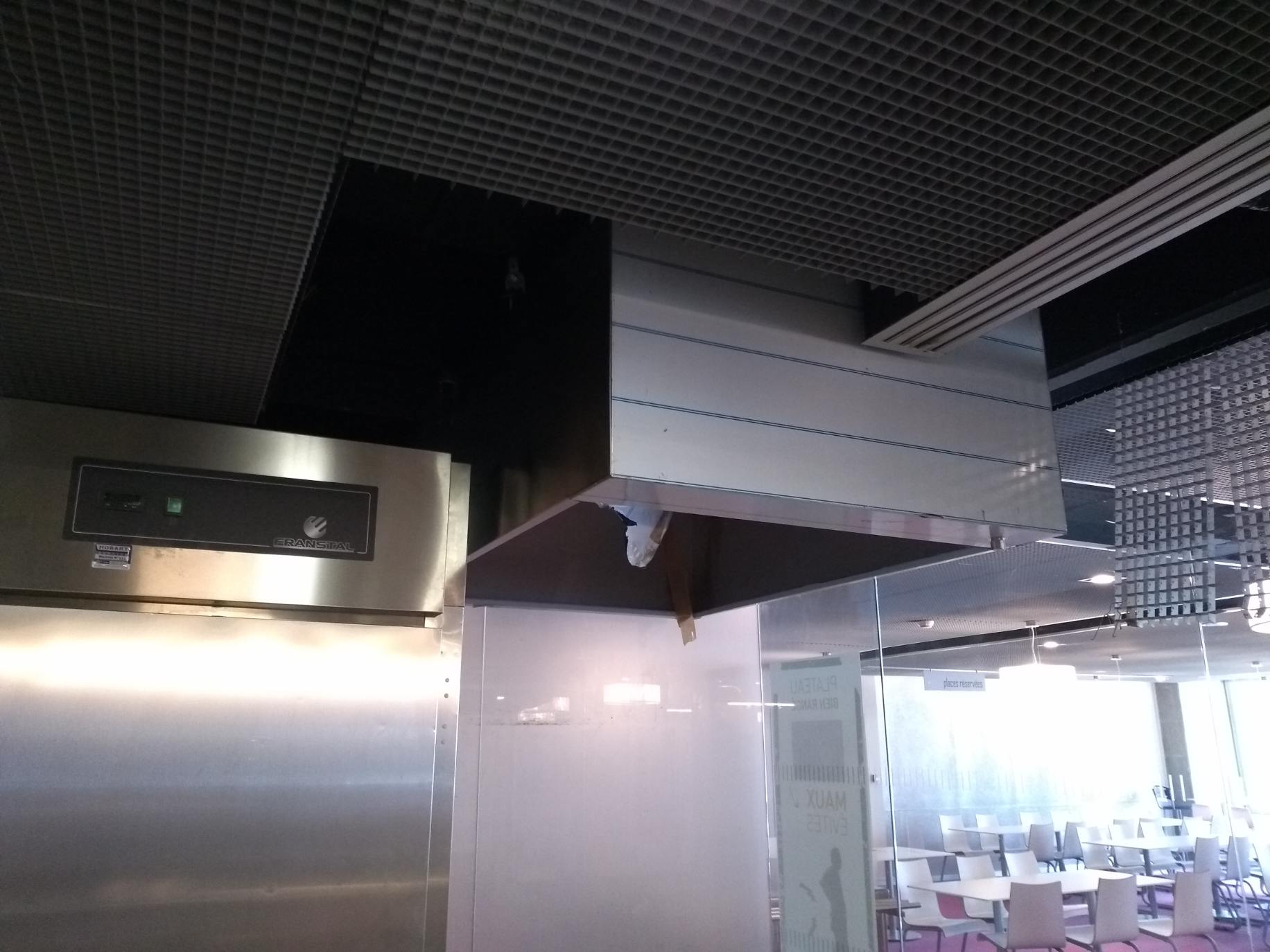 Hotte en cours d'installation