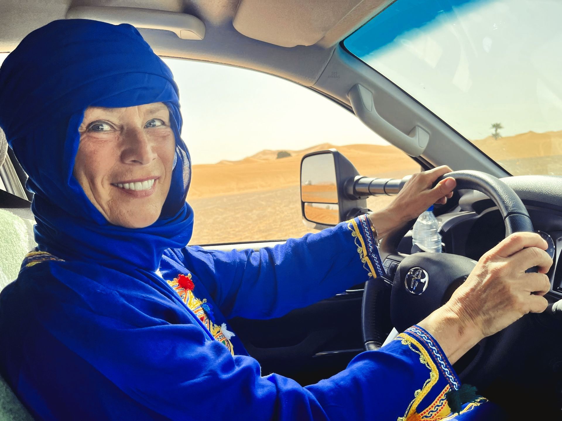 Lena Ladleif fährt
 Auto in der marokkanischen Wüste