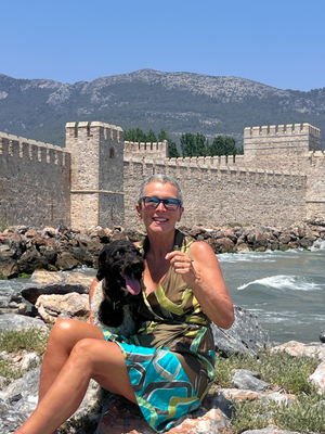 Lena mit ihrem Hund in Nevsehir, Türkei