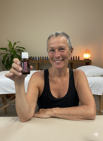 Lena Ladleif in der Praxis mit einem Öl in der Hand