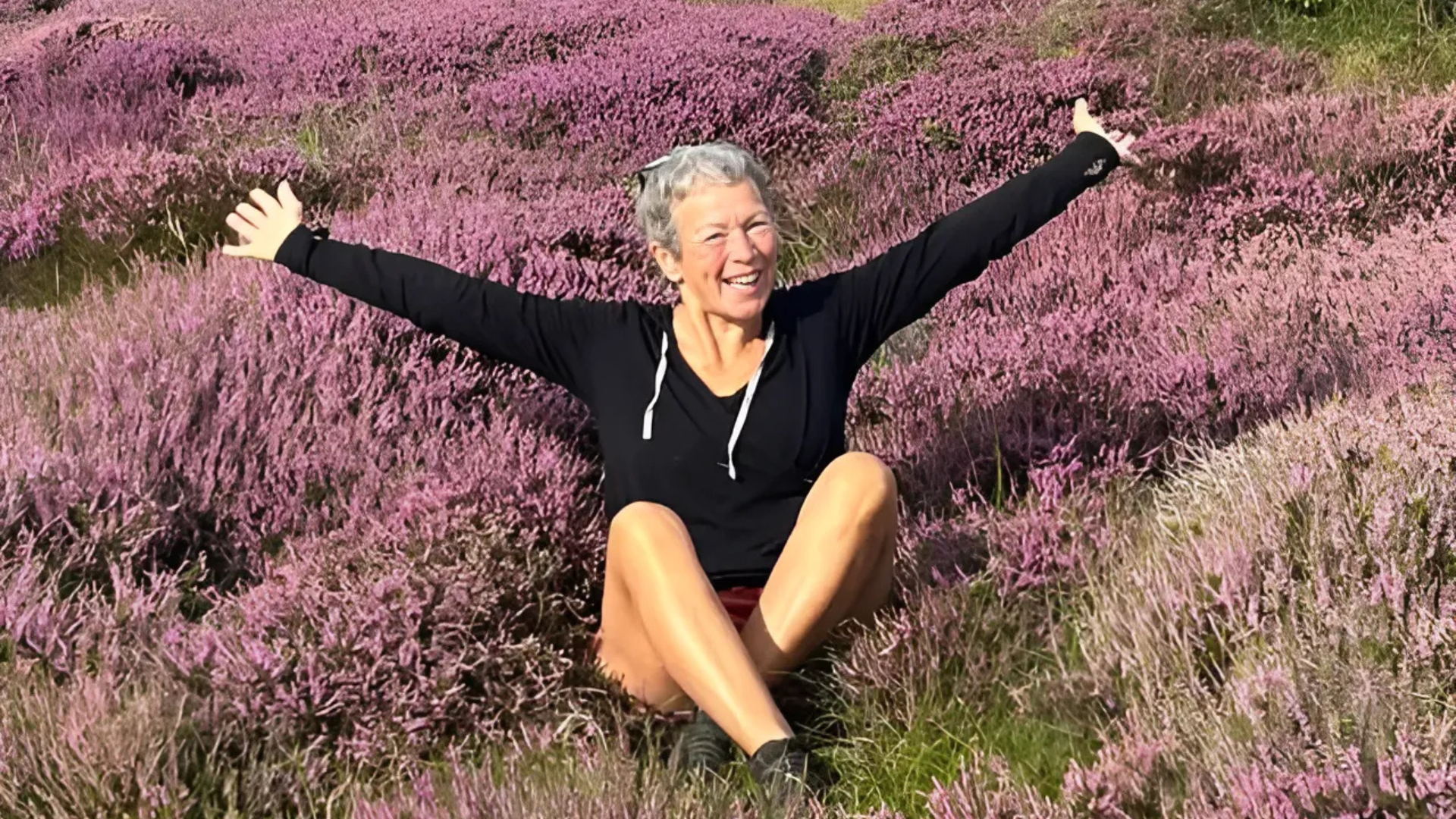 Lena Ladleif sitzend in einem Feld