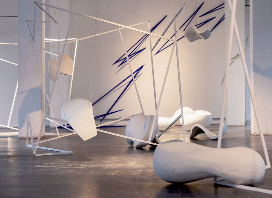 Ausstellung axiom meets fluid in Köln 2023, Ansicht mit der Werkreihe Kitea, Skulpturen und Objekte von Eva Hermens und Matthias Demmer