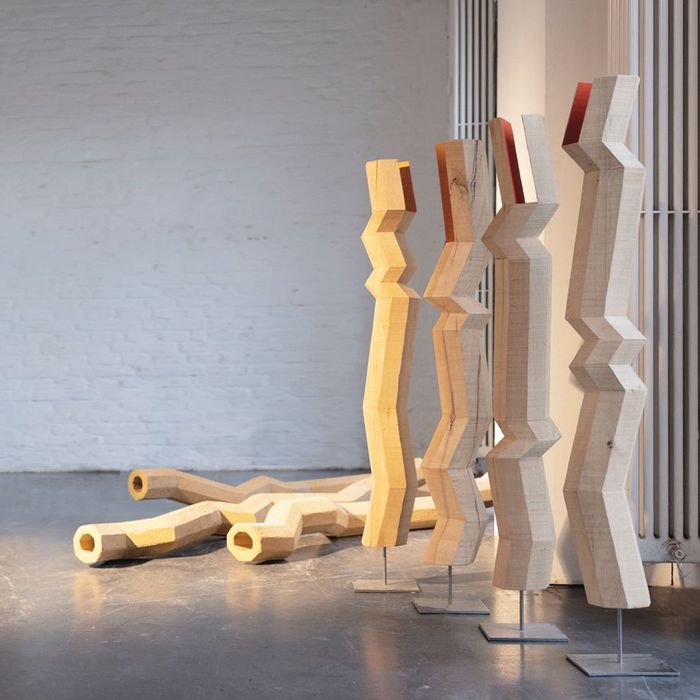 Ausstellung axiom meets fluid in Köln 2023, Werkreihe tangata, Skulptur von Matthias Demmer