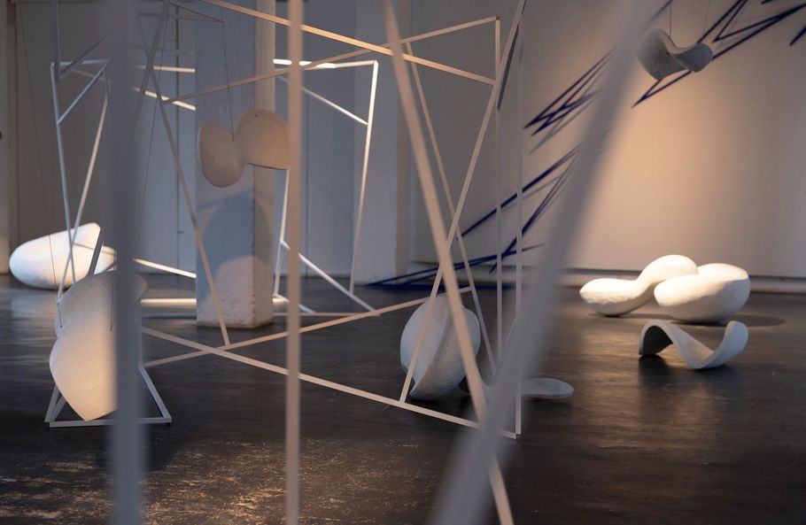 Ausstellung axiom meets fluid in Köln 2023, Skulpturen und Objekte von Eva Hermens und Matthias Demmer