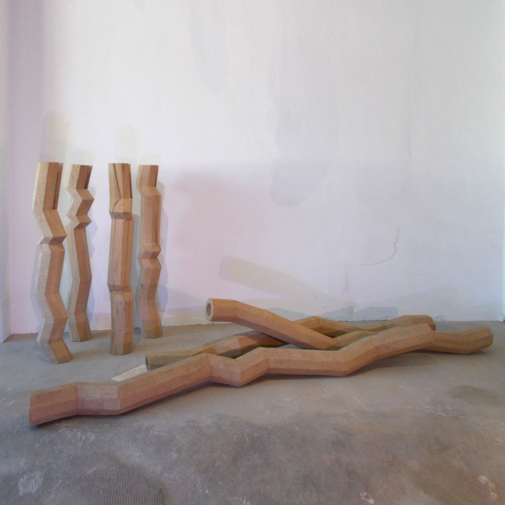 Werkreihe kitea Skulpturen von Matthias Demmer, konkrete Kunst der Werkreihe kitea, Material für Stehende: Eichenholz und textile FarbflächenMaterial für Liegende: Lehmputz und Holz, Größe Stehende: 150x30x30cm, Liegende 300x30x30cm