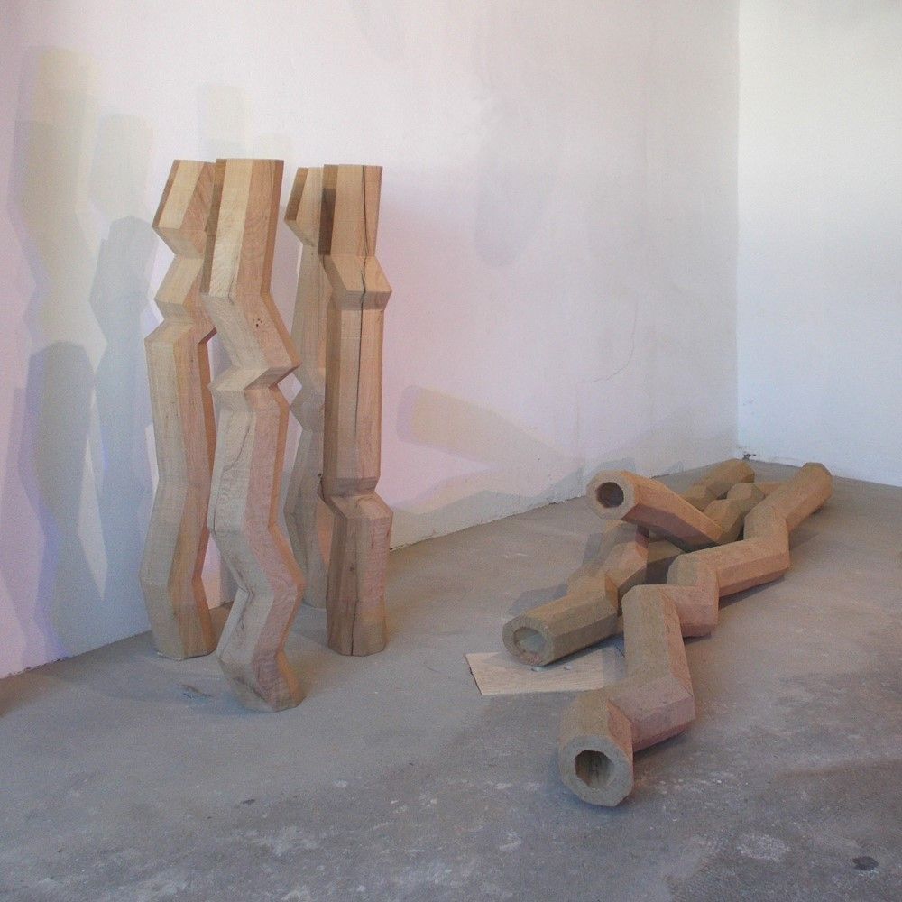 Werkreihe kitea Skulpturen von Matthias Demmer, konkrete Kunst der Werkreihe kitea, Material für Stehende: Eichenholz und textile FarbflächenMaterial für Liegende: Lehmputz und Holz, Größe Stehende: 150x30x30cm, Liegende 300x30x30cm