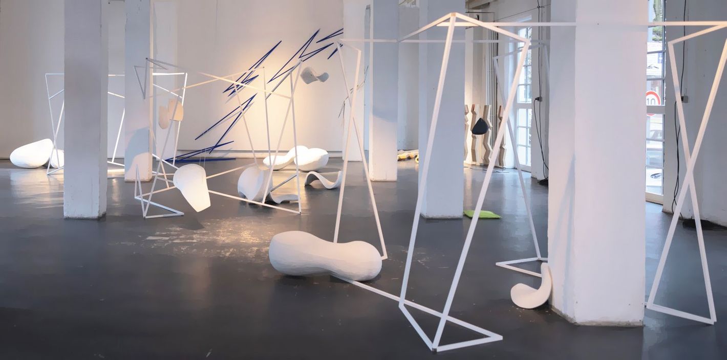 Ausstellung axiom meets fluid in Köln 2023,Ansicht mit Werkreihe tapatoru, Kitea und touch, Skulptur von Eva Hermens und Matthias Demmer
