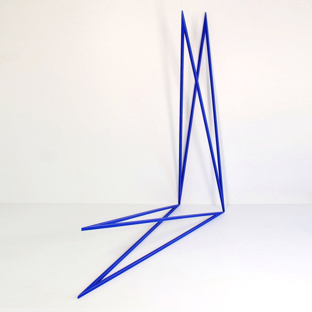 Objekt raina-a2. 50x180x180cm Skulpturen von Matthias Demmer, konkrete Kunst der Werkreihe tapatoru, Oberfläche in matten Farbflächen, Größe 50x180x180cm