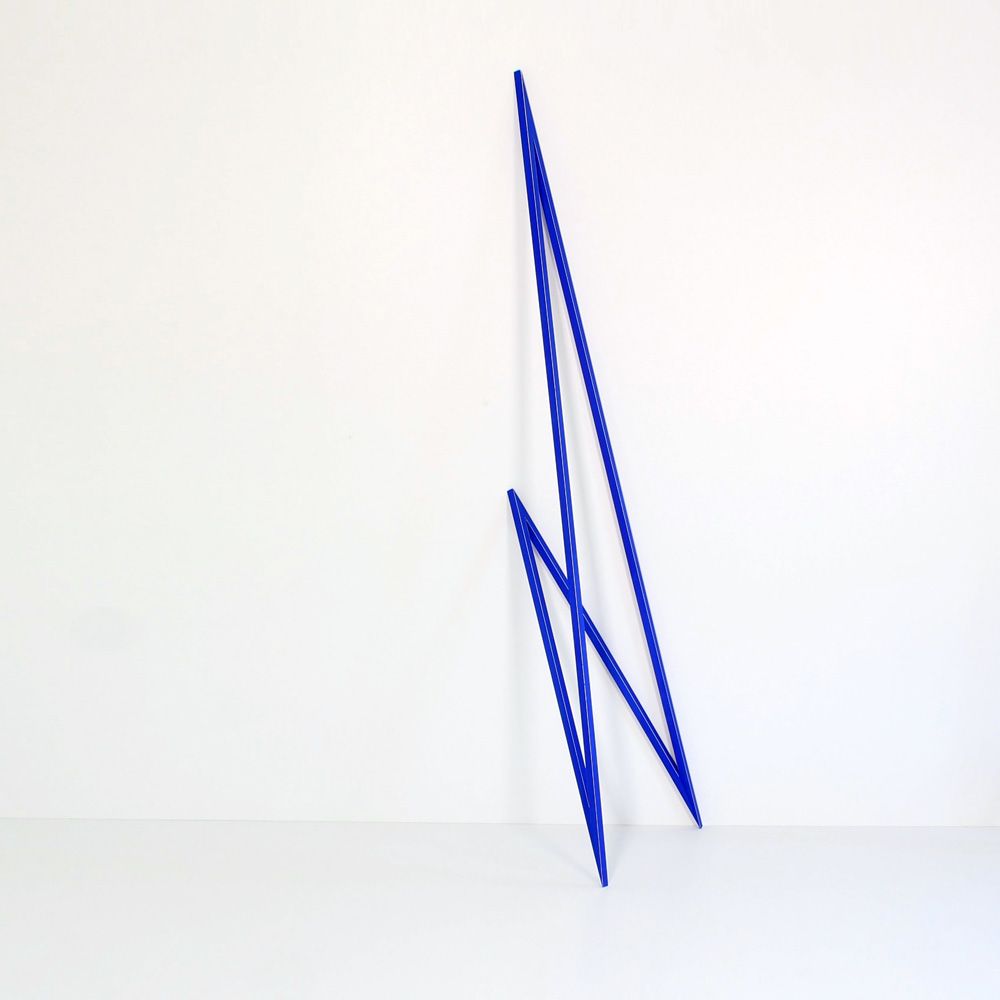 Werkreihe tapatoru. Objekt raina-b1. 180x40x50cm Skulpturen von Matthias Demmer, konkrete Kunst der Werkreihe tapatoru, Oberfläche in matten Farbflächen, Größe 180x40x50cm