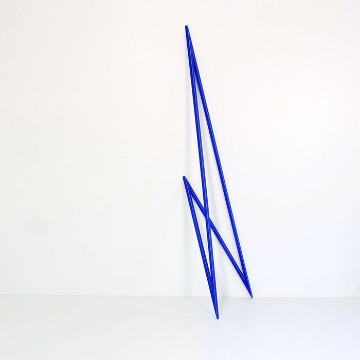Werkreihe tapatoru. Objekt raina-b1. 180x40x50cm Skulpturen von Matthias Demmer, konkrete Kunst der Werkreihe tapatoru, Oberfläche in matten Farbflächen, Größe 180x40x50cm