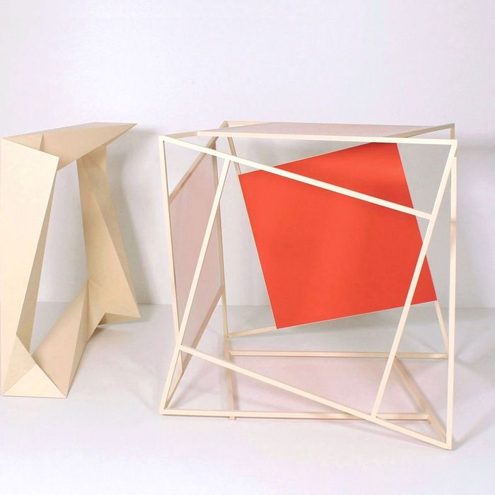 Objekt tahi + raina. 150x90x90cm Skulpturen von Matthias Demmer, konkrete Kunst der Werkreihe tapatoru, Oberfläche in matten Farbflächen,
Größe 150x90x90cm