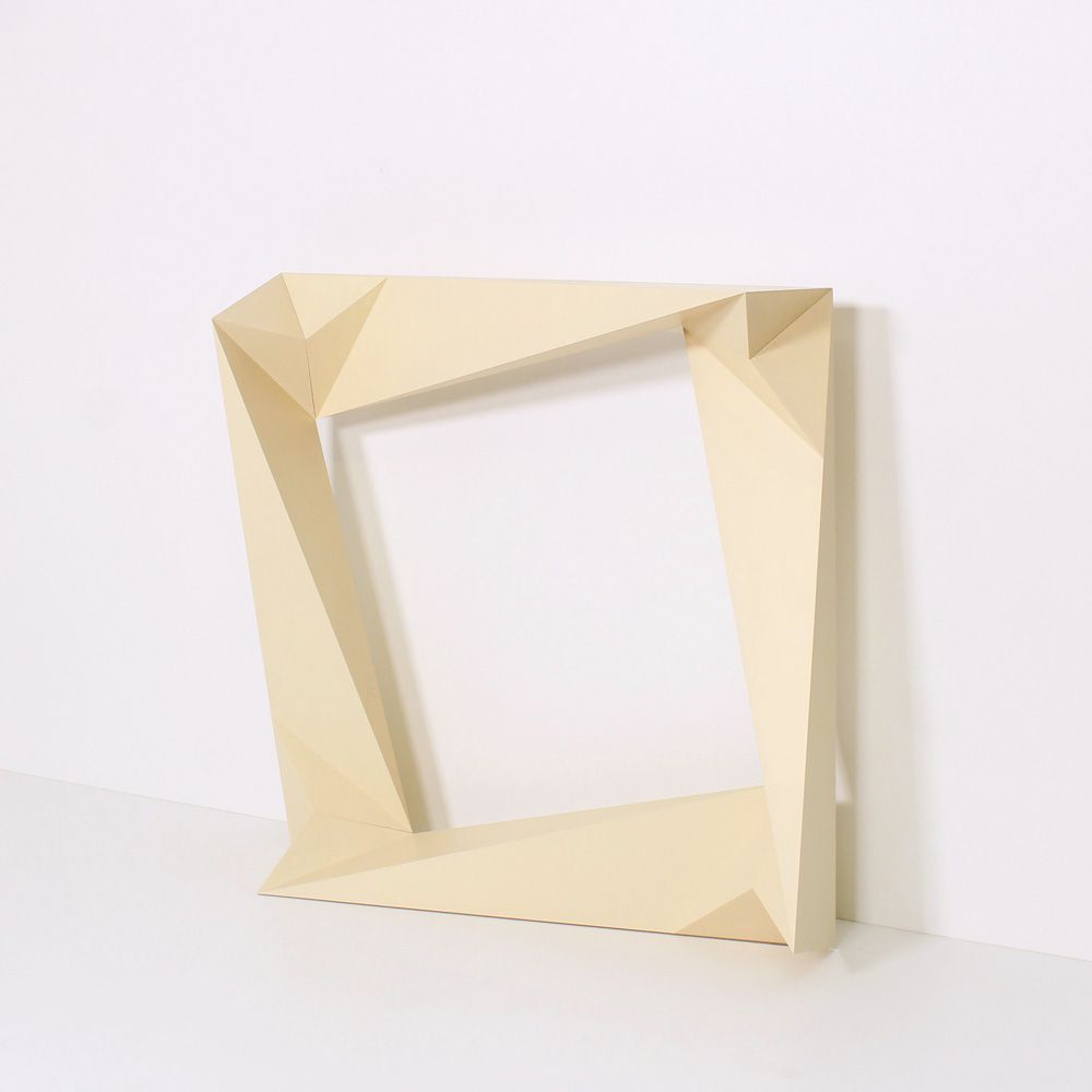 Objekt tahi. 90x90x25cm Skulpturen von Matthias Demmer, konkrete Kunst der Werkreihe tapatoru, Oberfläche in matten Farbflächen, Größe 90x90x25cm