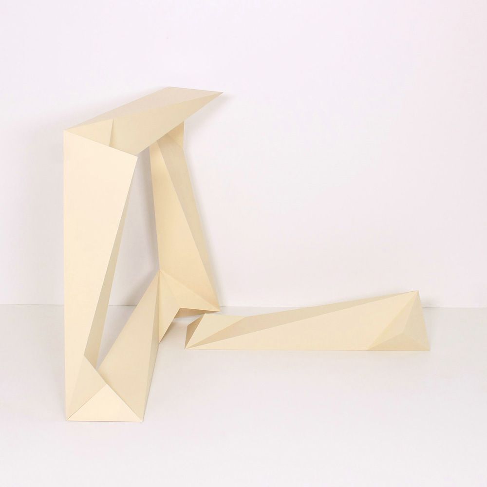 Objekt tahi+1. 110x90x90cm Skulpturen von Matthias Demmer, konkrete Kunst der Werkreihe tapatoru, Oberfläche in matte Farbflächen, Größe 90x90x110cm